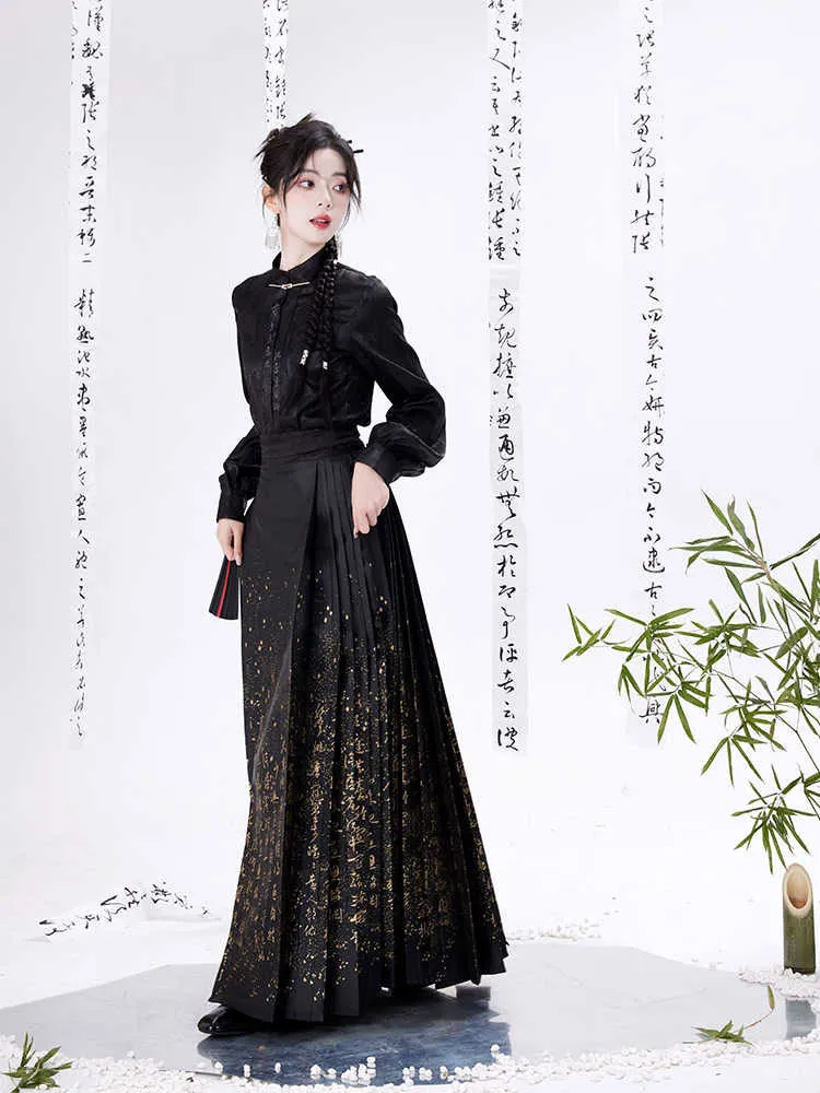 Chinese Calligraphy Elements in Woven Gold Mamianqun Hanfu Skirt